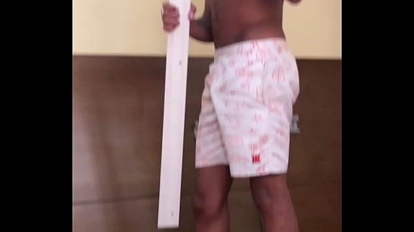 Cafuçu dotado vai fazer um serviço para uma gay e acaba sendo mamado e ganhado um cuzinho em troca de serviço