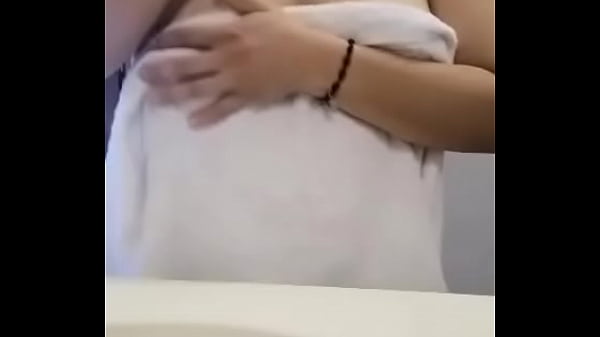 cΓ‘mara oculta: se filtra vΓdeo casero de universitaria en el baΓ±o de tetas grandes.