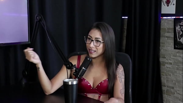 Gosta de apanhar mas não gosta de bater, foi capa da revista sexy, acha que homens tem medo dela e pensou em desistir do reality – Luciana Picchi (SHEER/RED)