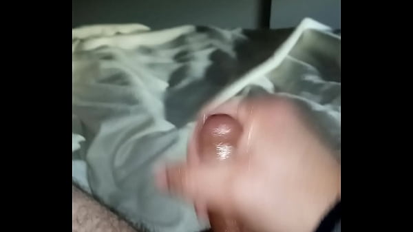 Una paja en la cama con mucha leche