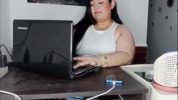 VISITO EN EL TRABAJO A LA GORDA CULONA DE LA MUJER DE MI MEJOR AMIGO Y DESPUES DE UN MASAJE TERMINA TRAGANDOSE MI VERGA Y CUBIERTA DE SEMEN