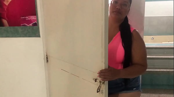 vecino me folla a cambio de dormir en su casa