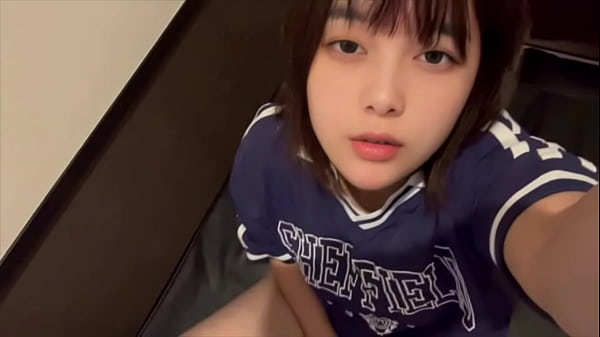 エロ本をみながらネットカフェでオナニーする人妻。旦那以外のちんぽ咥えて浮気してみたい…