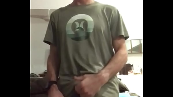 Novinho mostrando o pau do lado do amigo