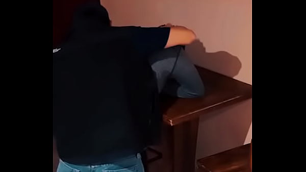 El barista del bar en Barcelona me folla salvajemente luego de darle propina extra
