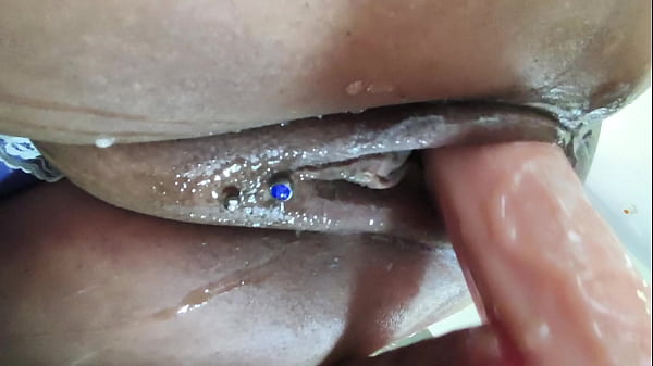 Buceta molhadinha com a rola toda lá dentro até gozar mijando