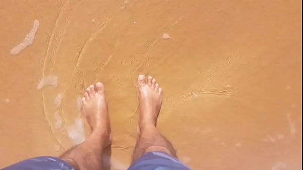 Ladysilva na praia exibindo seus pezinhos lindos, querendo um macho para curar eles bem gostoso