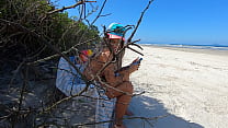Public – Coroa chupa minha bucetinha com vontade no meio da praia