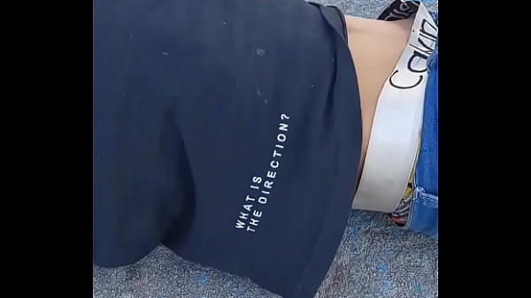 Novinho falou que não ia me dar piru, mas não resistiu, cai de boca na pica dele no trabalho