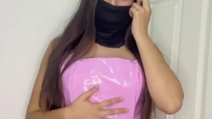 Probándome mini vestido vinilo cuero rosa