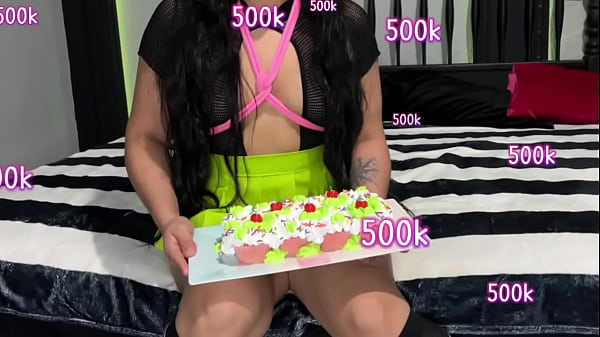 Celebrando que llegamos a los 500k destrozando un pastel | Astarioth