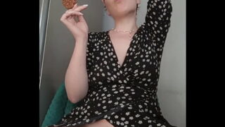 Sweet pussy of a hot MILF and ice cream
